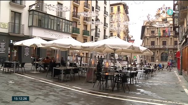 Las terrazas de los bares de la Plaza del Ayuntamiento en Iruñea.