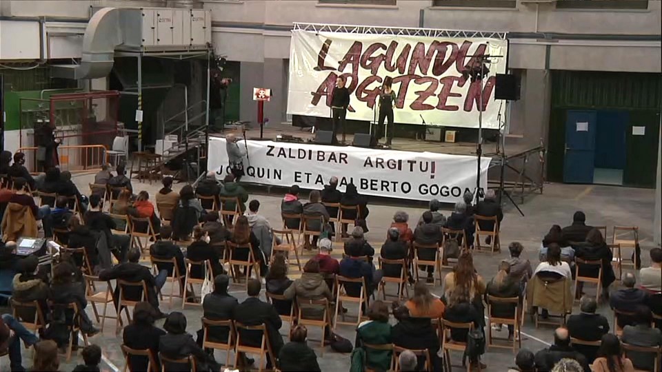 Acto "Lagundu argitzen" de la plataforma Zaldibar Argitu en Eibar
