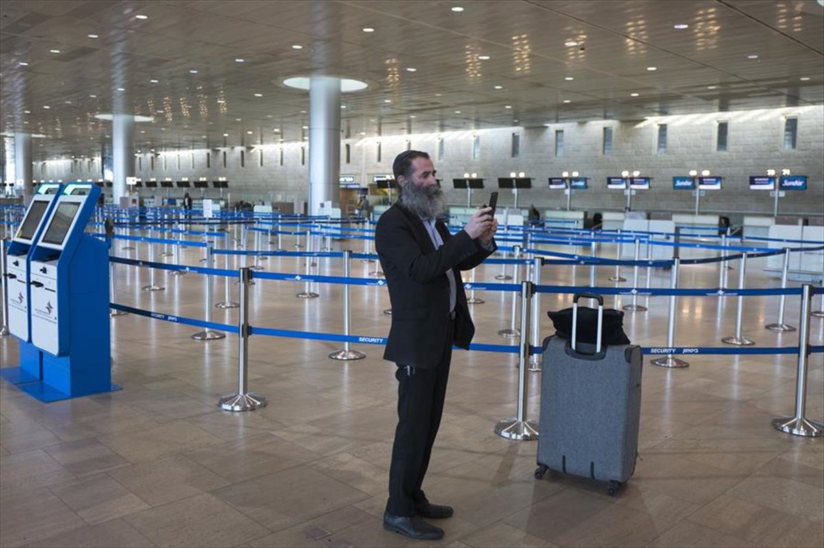 Un pasajero en el aeropuerto internacional de Israel