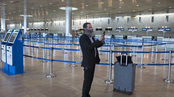 Un pasajero en el aeropuerto internacional de Israel