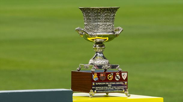 El trofeo de la Supercopa 2021.