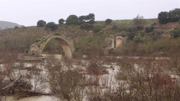 El puente Mantible sin uno de sus ojos tras el derrumbre del arco del lado riojano.