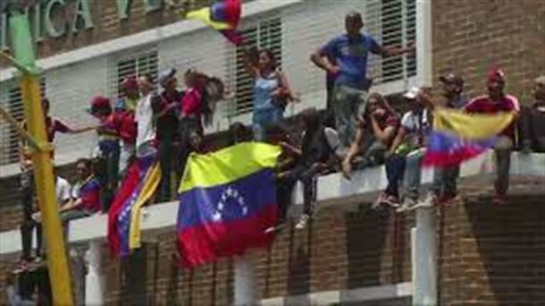 Venezuela: Ocho años en chancletas, pantalón corto y camiseta
