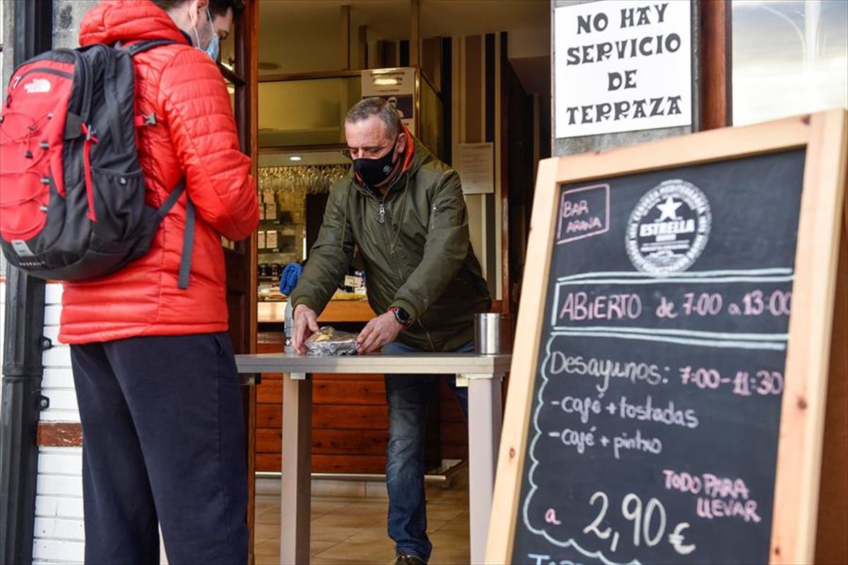 Un bar de Bizkaia ofreciendo café y comida para llevar