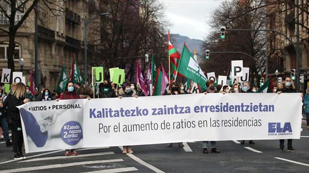 Manifestación de las trabajadoras del sector de cuidados en Bilbao.