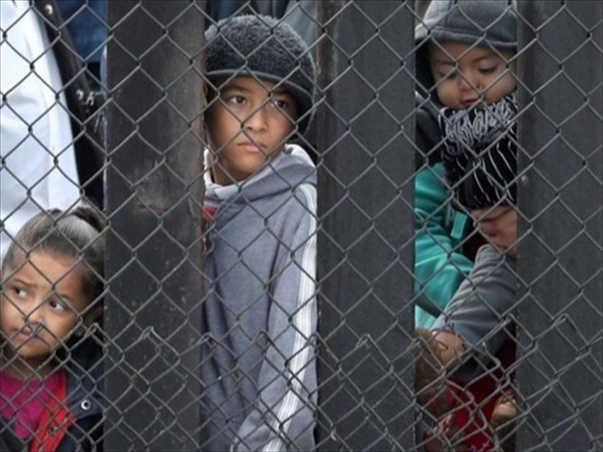 Menores migrantes en la frontera de México con EE UU en enero