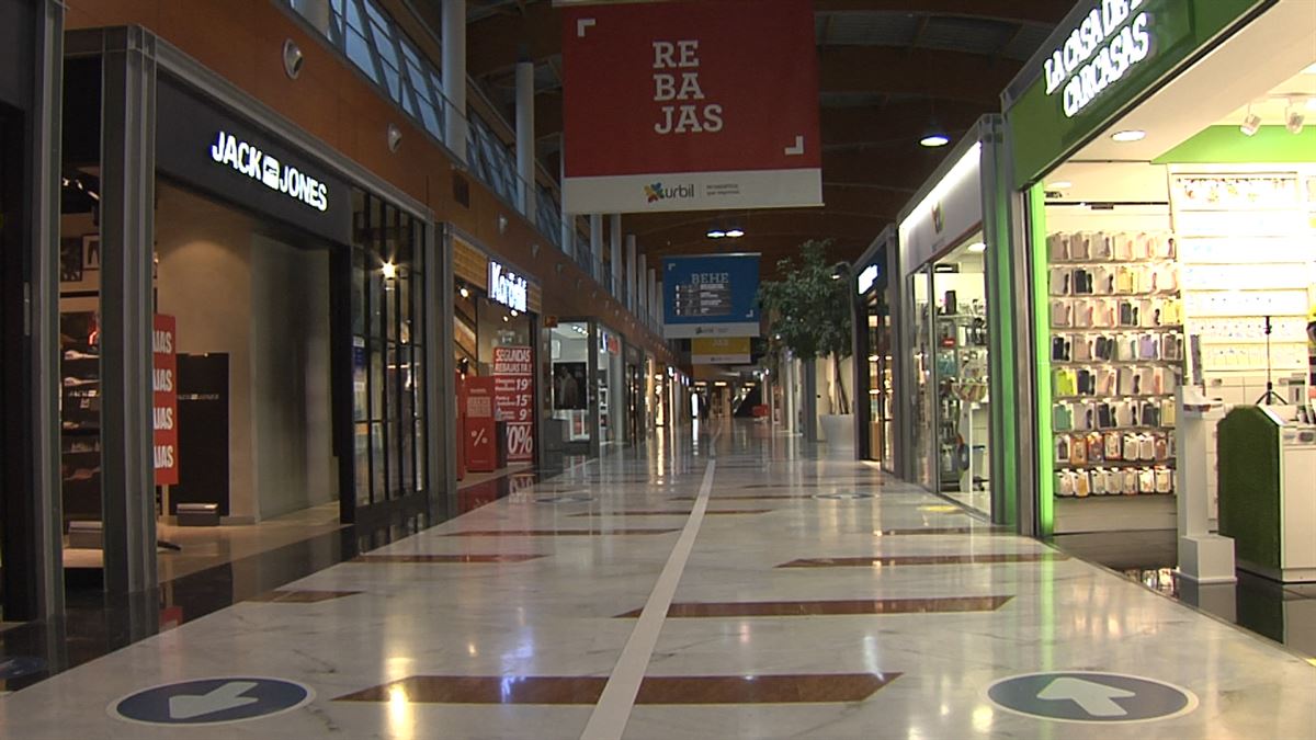 Centro comercial vacío. Imagen obtenida de un vídeo de ETB.