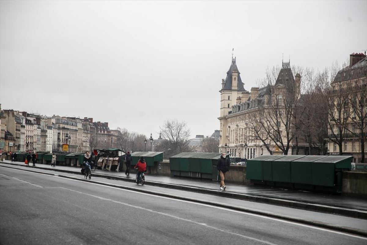 Puestos de libros cerrados en París. Foto: Efe