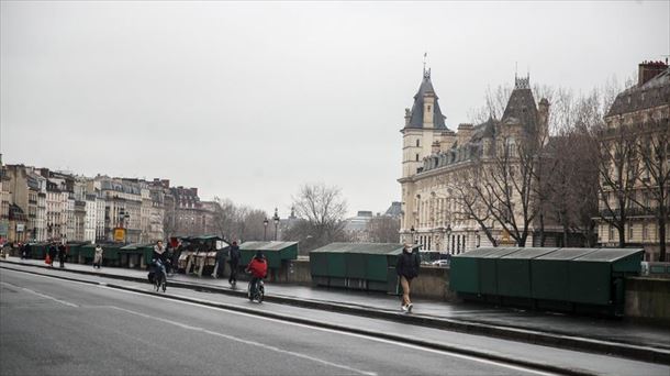 Puestos de libros cerrados en París. Foto: Efe