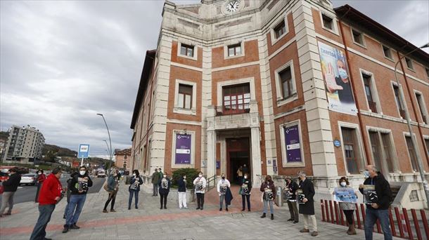 Una protesta de los sindicatos ante el hospital de Basurto.