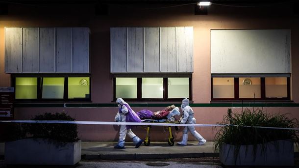 Dos sanitarios de un hospital portugués trasladan a un paciente