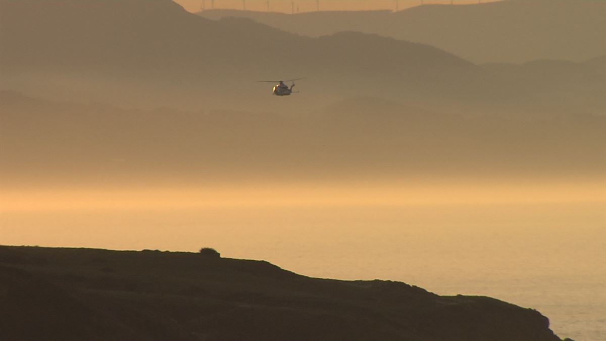 Un helicóptero rastrea la zona de Hondarribia donde el pescador habría caído al agua