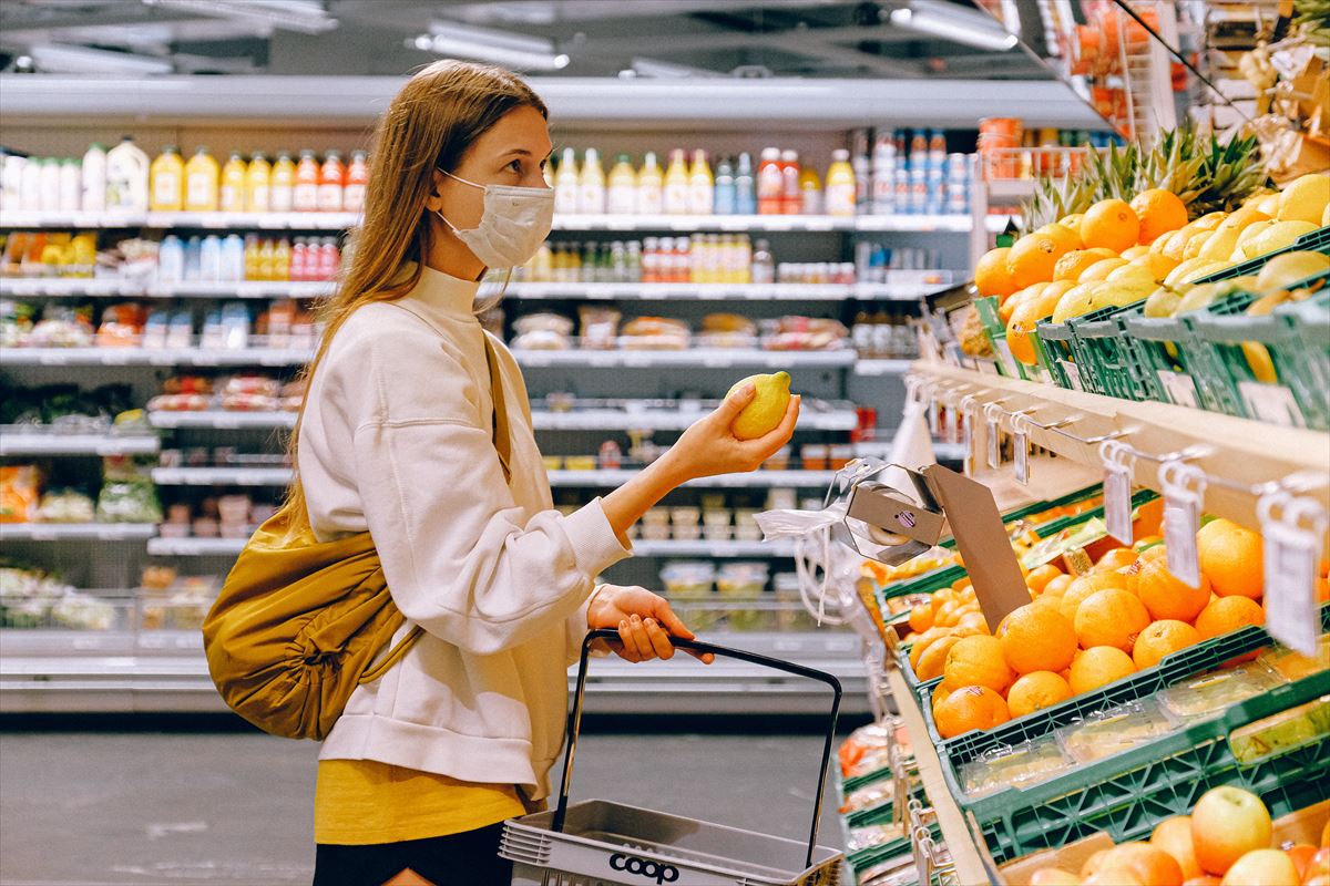 Una mujer realizando la compra de fruta