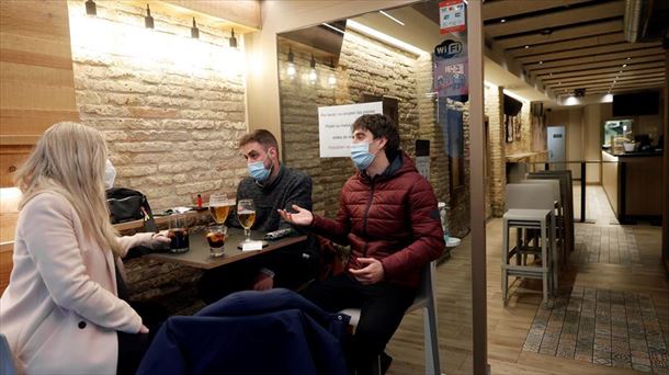 Gente con mascarilla en el interior de un bar en Pamplona/Iruñea. Foto: EFE