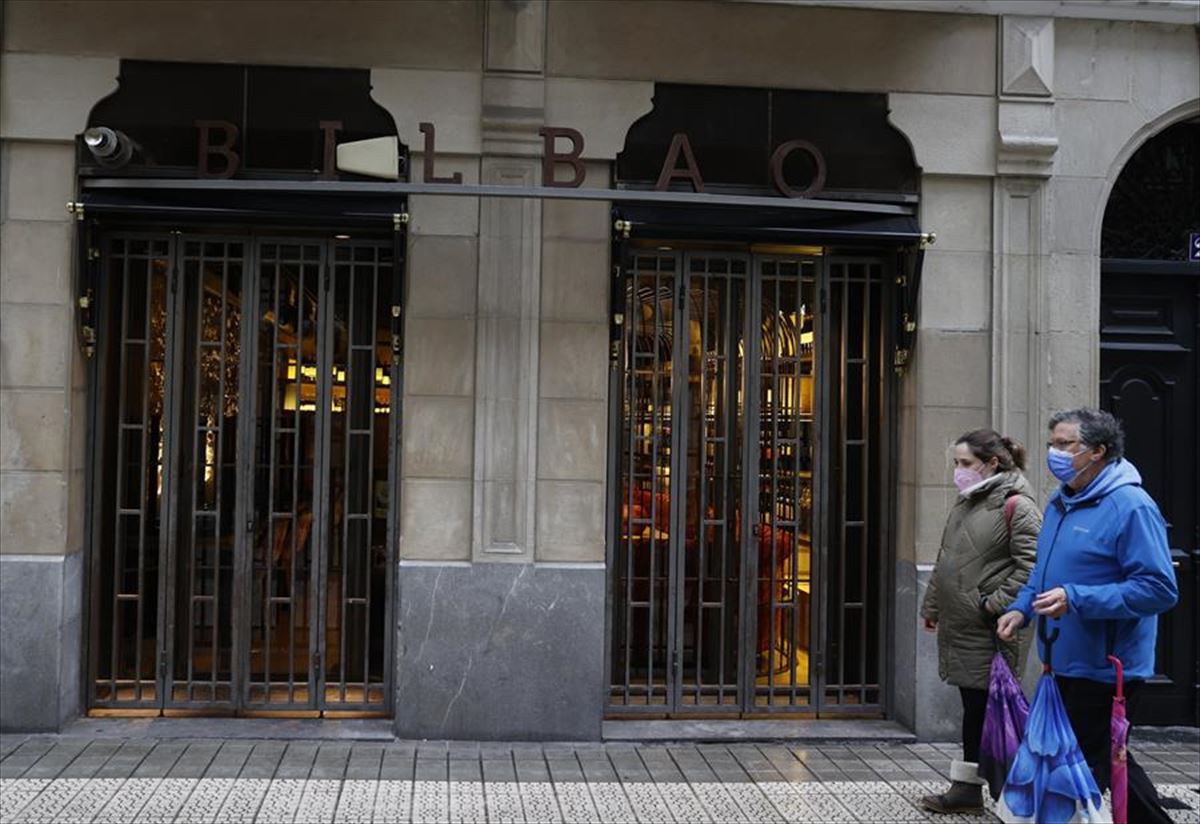 Un bar cerrado en Bilbao. 