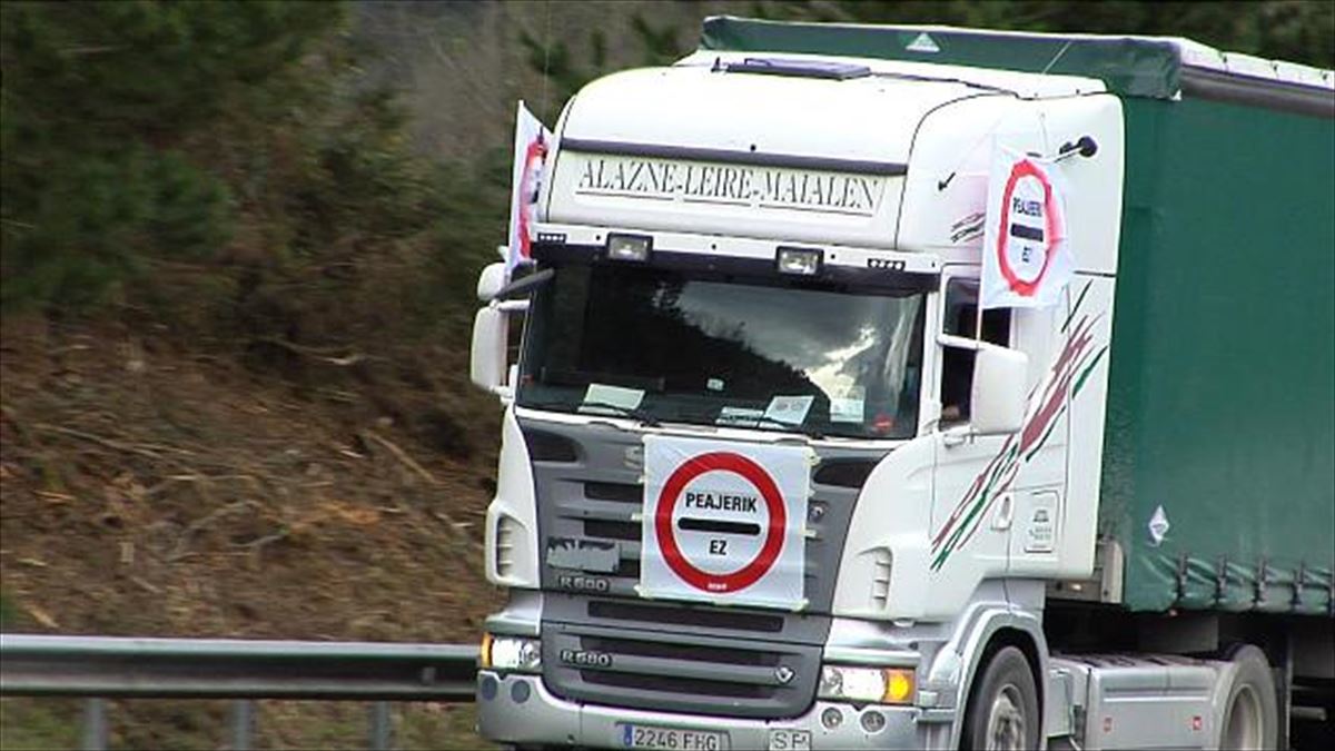 Un camión de la carvana de protesta. Imagen obtenida de un vídeo de EiTB Media.