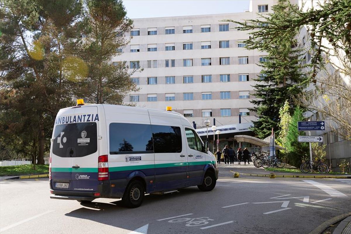 Ambulancia entrando en el Hospital de Txagorritxu de Gasteiz.