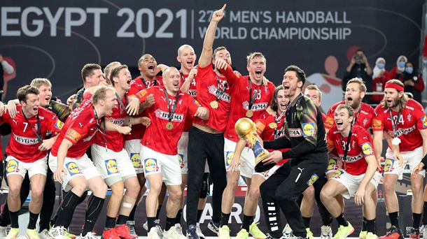 Los jugadores daneses reciben el trofeo de campeones del mundo.