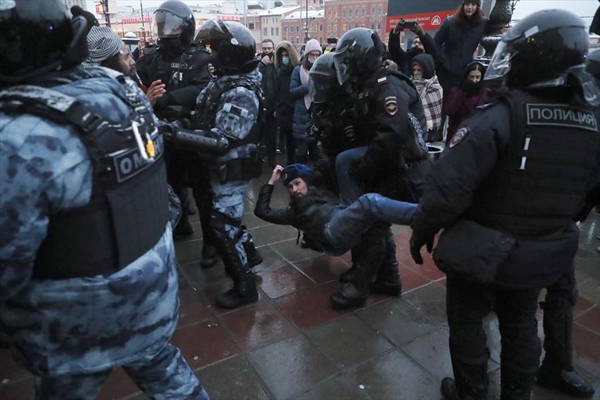 La Policía rusa detiene a uno de los manifestantes en Moscú
