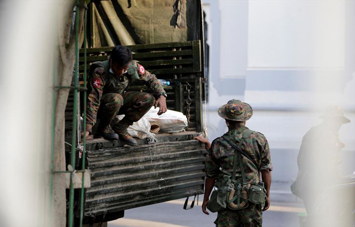 Militarrak Yangoneko udaletxean.