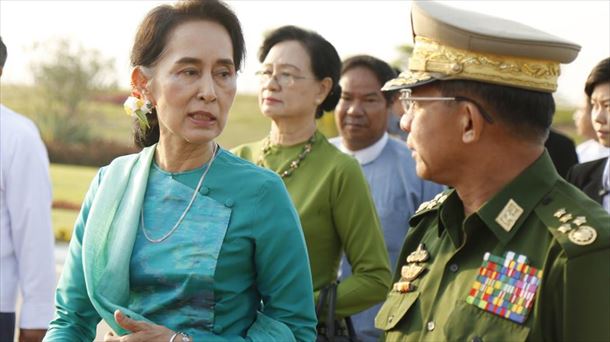 Aung San Suu Kyi politikaria eta Min Aung Hlaing Armadako jenerala 