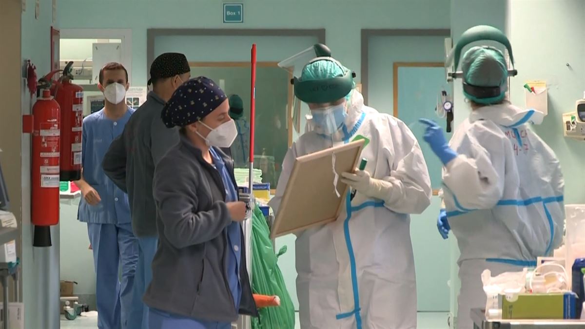 Sanitarios en el hospital. Imagen obtenida de un vídeo de ETB.