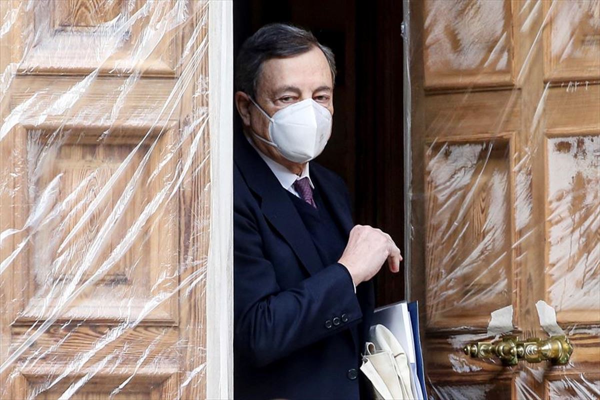 Mario Draghi saliendo de su casa en Roma.