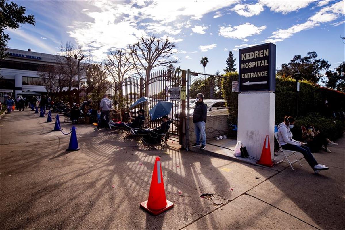 Largas colas ante un centro de vacunación de Los Ángeles.