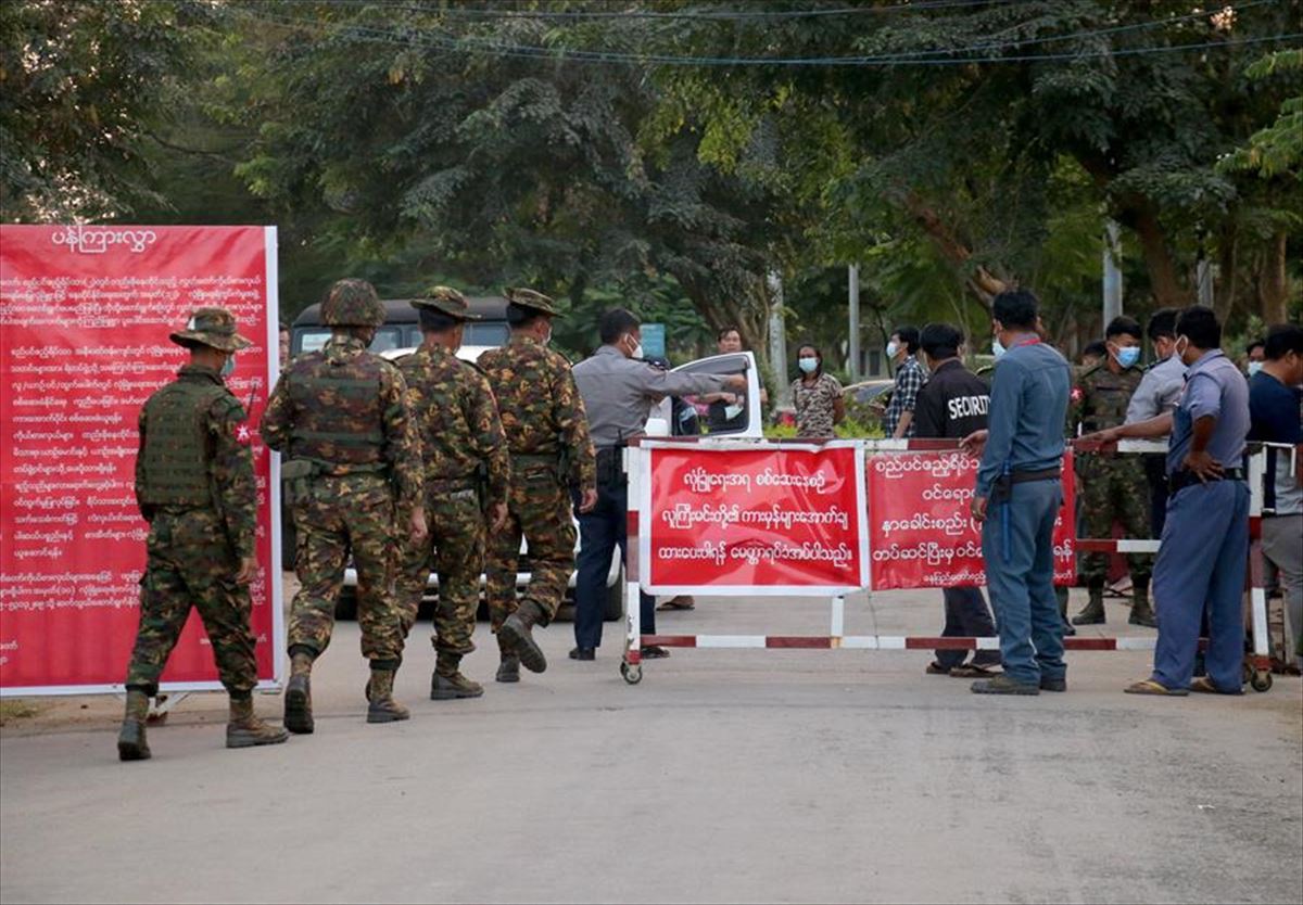 Los soldados custodian el lugar donde permanecen detenidos los miembros del Parlamento