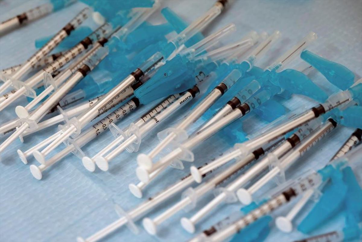 Reino Unido está administrando casi un millar de vacunas por minuto.