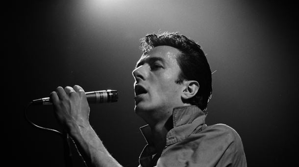 Joe Strummer en 1980. Fuente: Wikimedia Commons. 