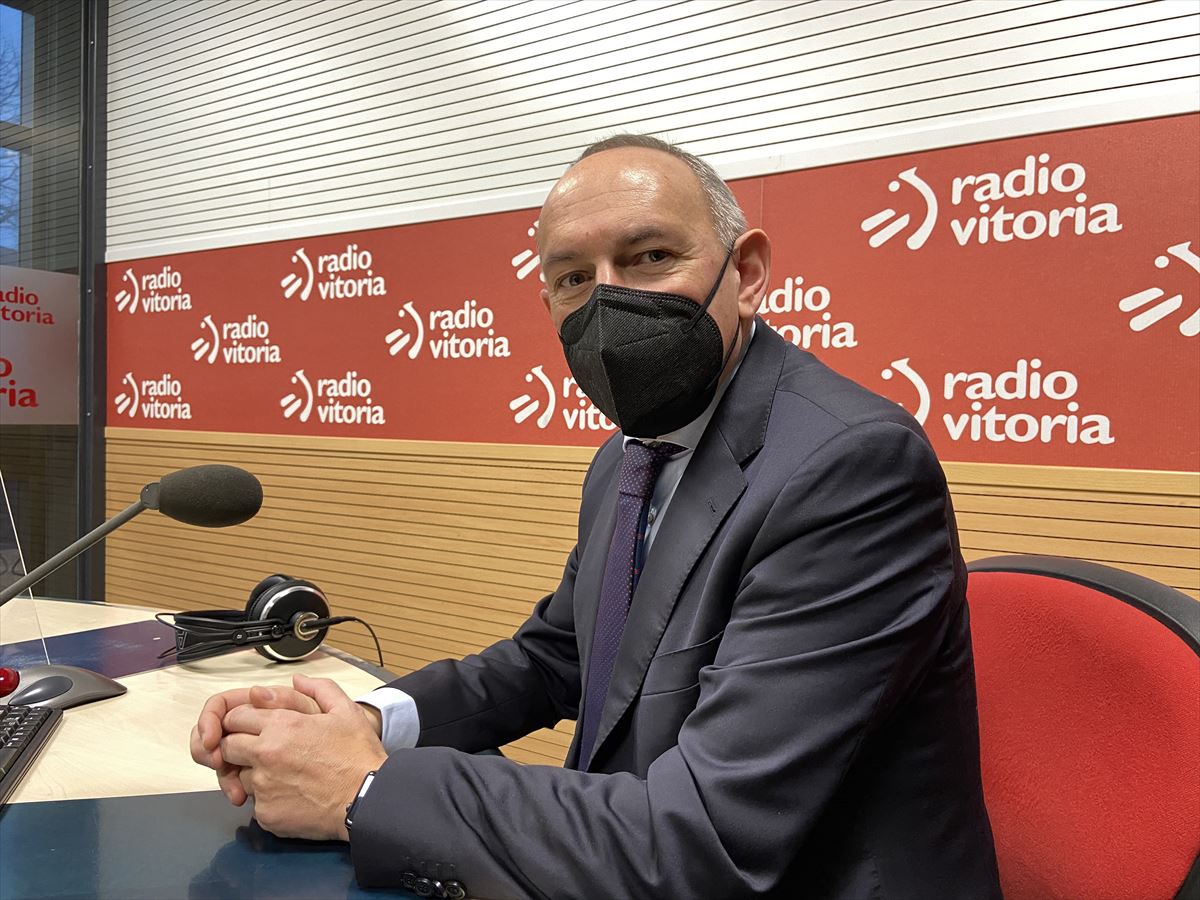 Ramiro Gonzalez, Radio Vitoriako estudioetan. 
