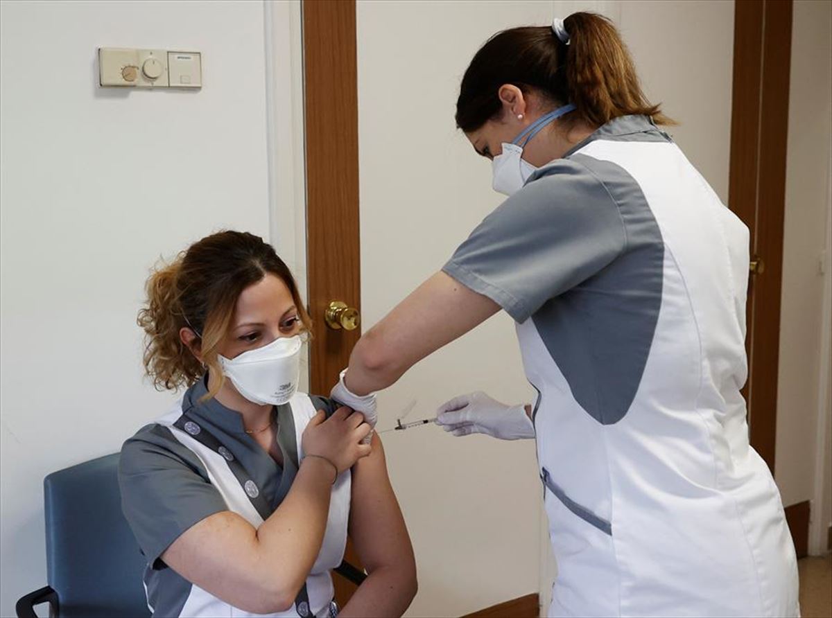 Una sanitaria procede a vacunar a otra compañera en Navarra. 