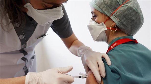 Vacunación a profesionales de salud. Foto: Efe