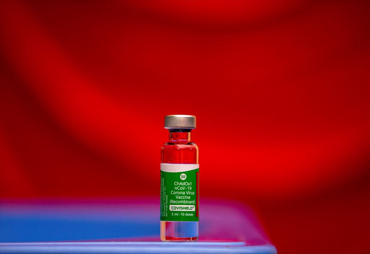 Un vial de la vacuna AstraZeneca. Foto: EFE