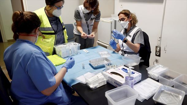 Personal sanitario prepara la vacunación en Navarra. 