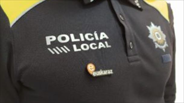 El distintivo "euskaraz".