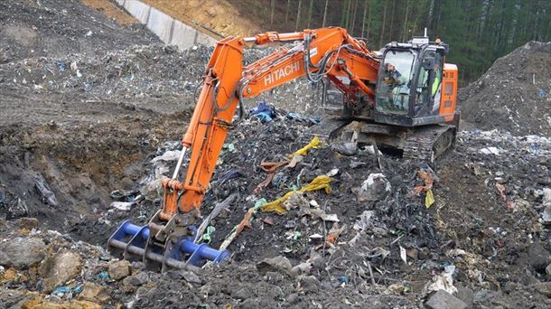 Una excavadora busca restos de Joaquín Beltrán en el vertedero de Zaldibar