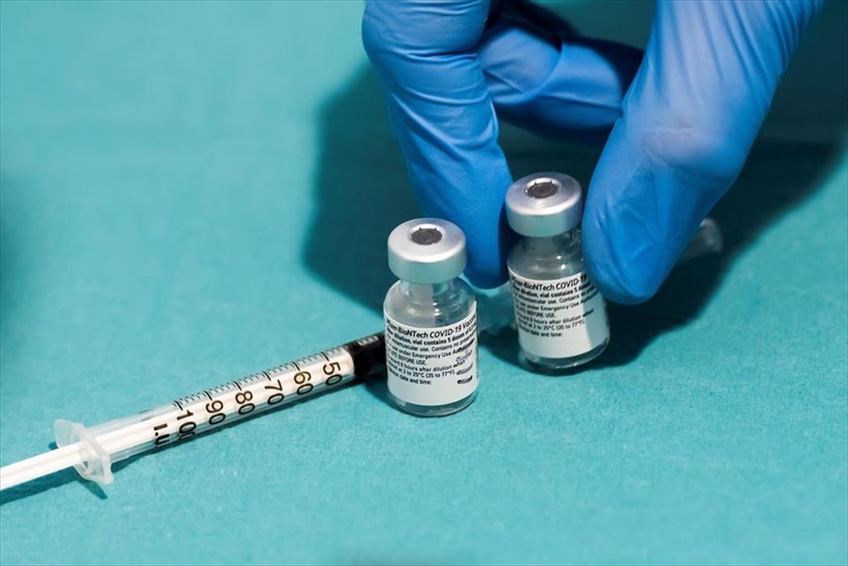 La vacuna es la desarrollada junto a la empresa Pfizer. Foto: EFE.