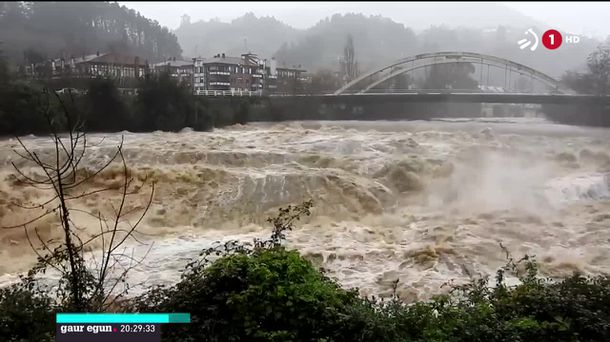 Kadagua ibaia Alonsotegin (Bizkaia). EiTB Mediako bideo batetik ateratako irudia.