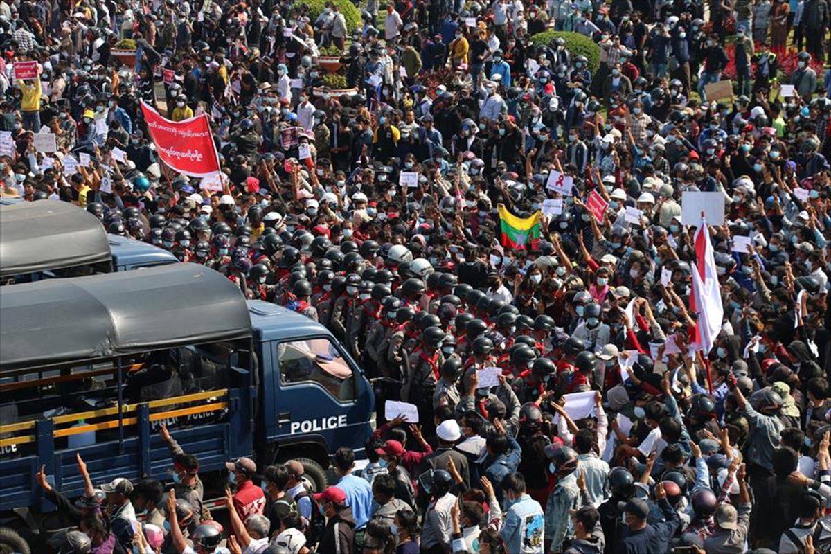 Manifestariak Poliziaren ibilgailua inguratzen, Naypyidaw hirian