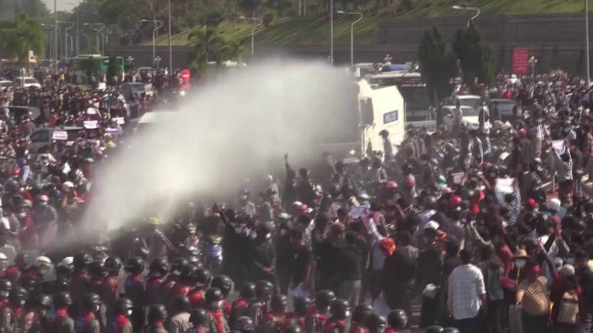La policía ha usado cañones de agua contra los manifestantes.