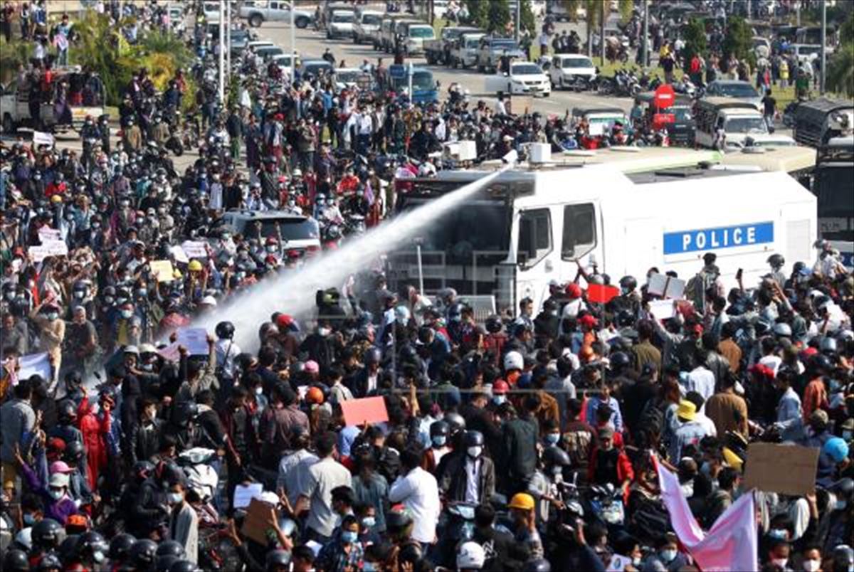 Polizia manifestarien kontra ur-kanoia erabiltzen 