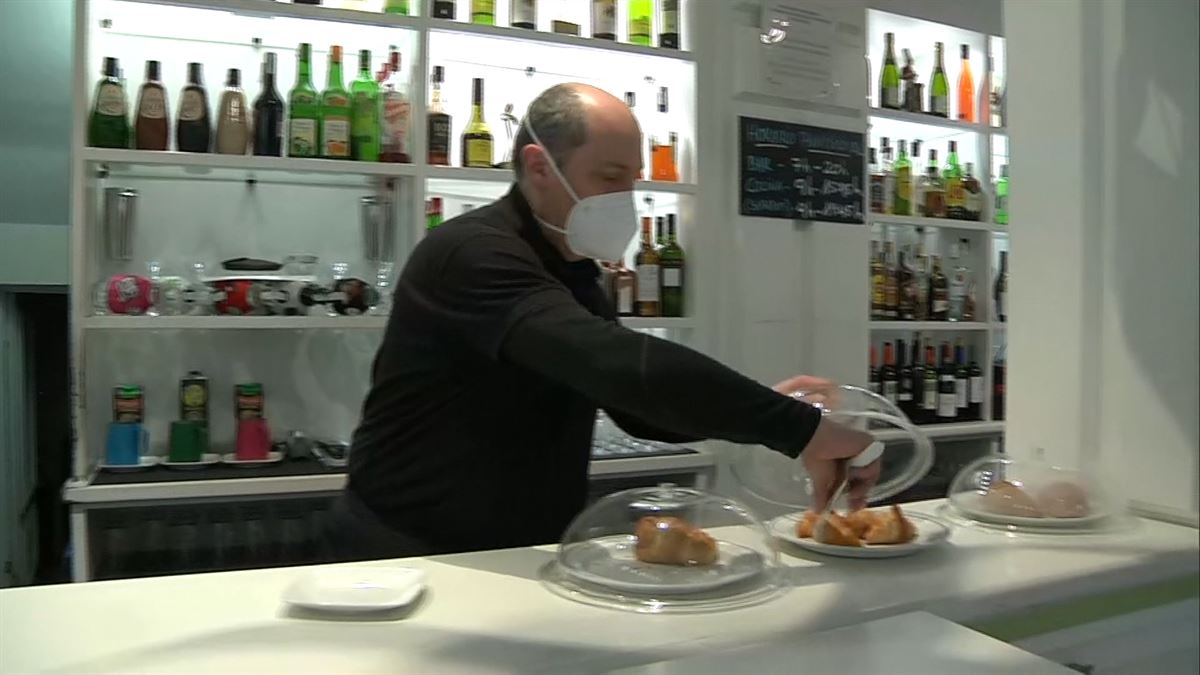 Un camarero sirve una cerveza a un cliente en un bar de Vitoria-Gasteiz