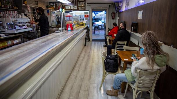 El interior de un bar. 