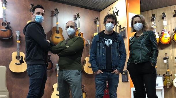 Encuentro con el grupo de rock Cobra en el recinto de Txirula Musik 