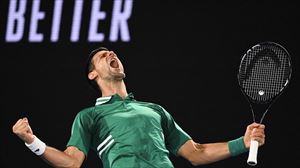 Djokovic sufre, pero sigue adelante; Muguruza y Halep pasan de ronda