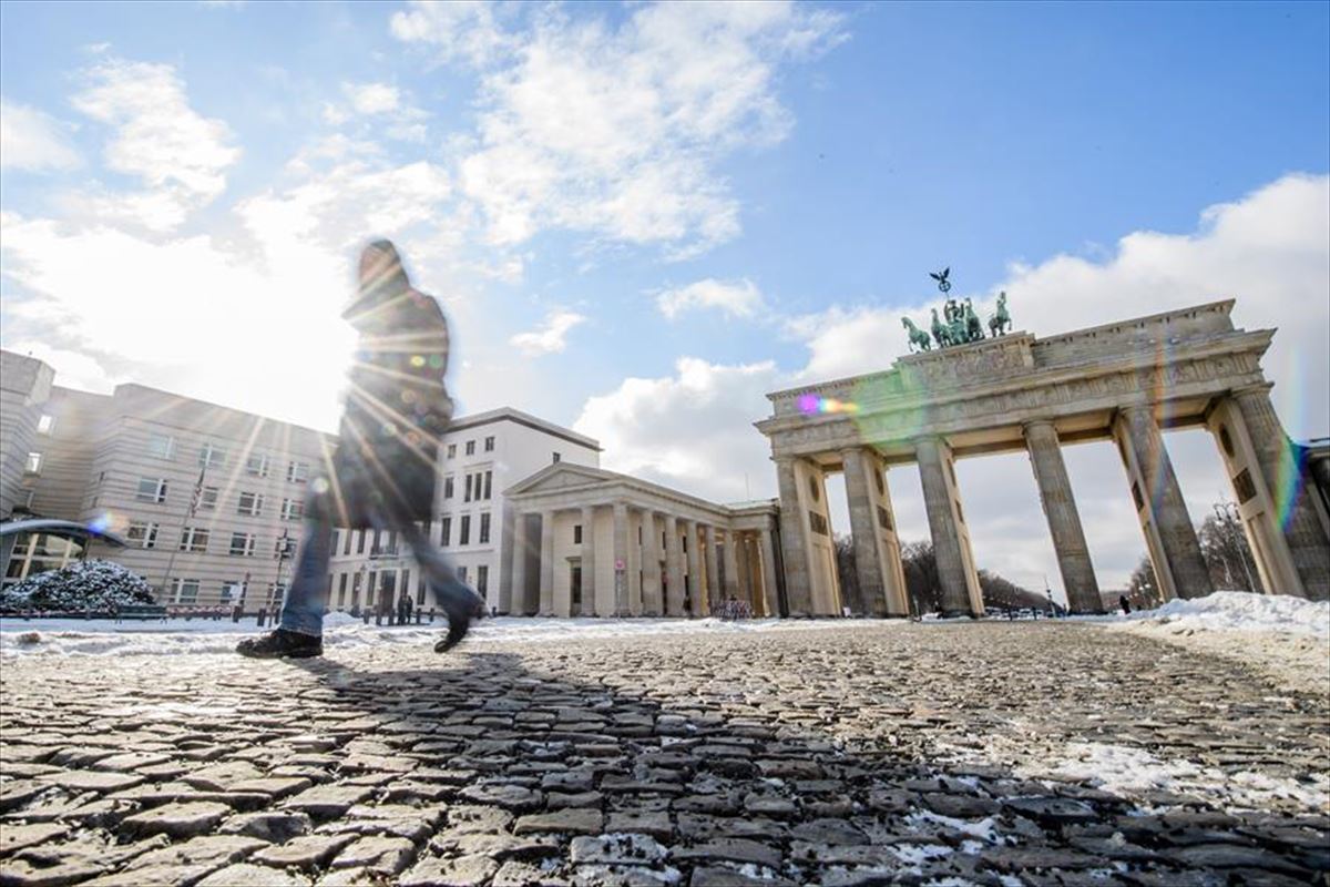 Un hombre pasea por Berlín.