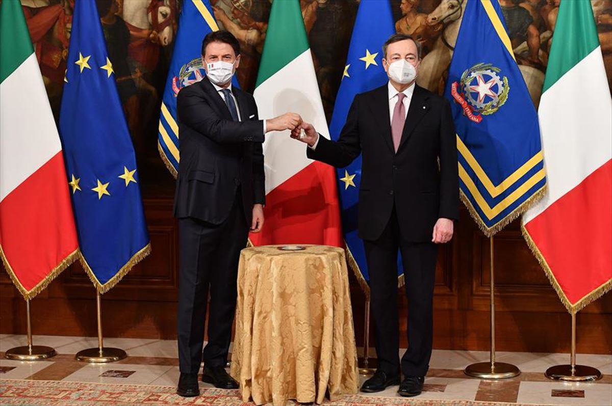 Conte y Draghi, en la "ceremonia de la campanilla".