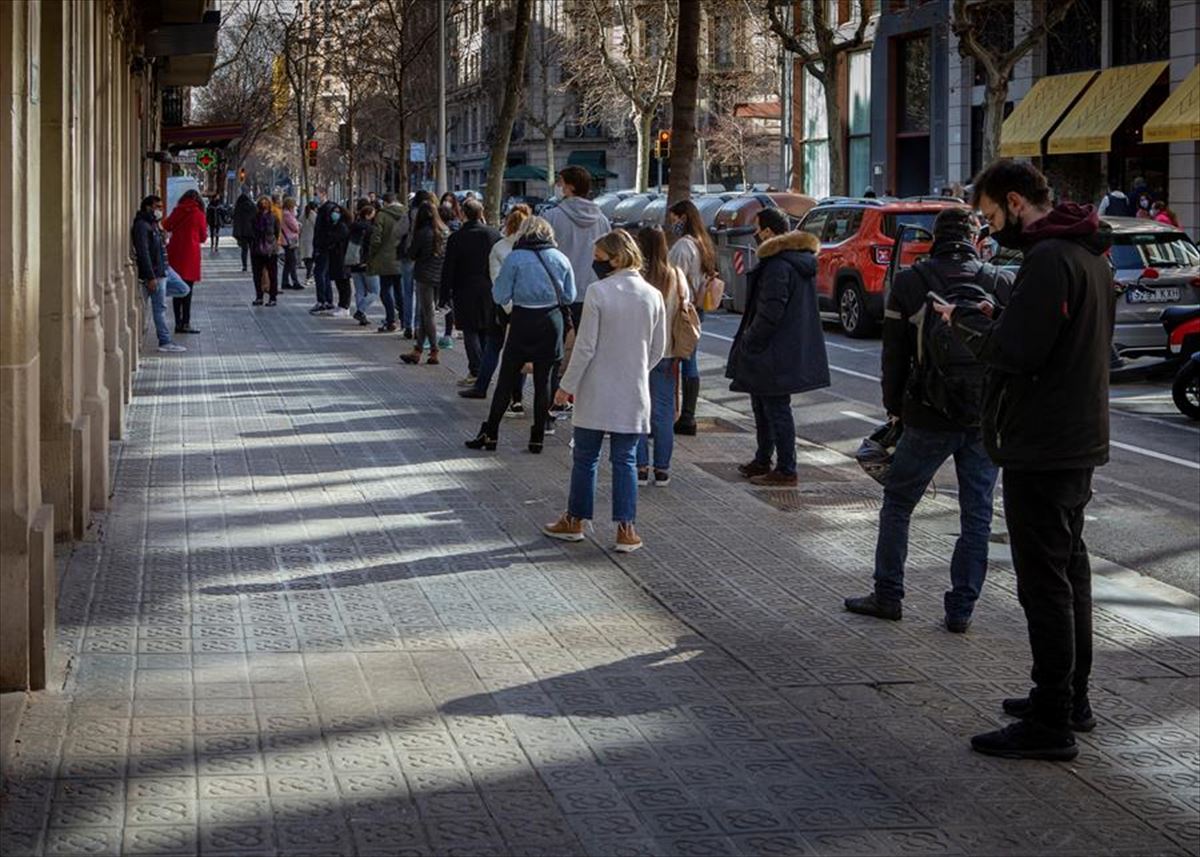 Varias personas hacen cola para hacerse una prueba PCR antes de las elecciones este sábado en Barcelona. Foto: EFE